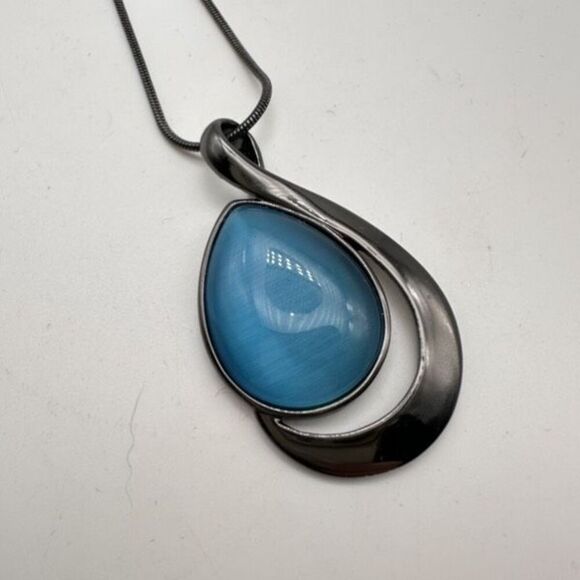 NWOT Lia Sophia Stunning Blue  Gunmetal Pendant Necklace Statement Rope chain - Picture 8 of 9